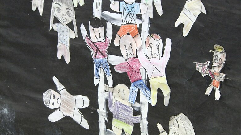 対馬丸に乗る子供たちを描いた大きな張り絵（対馬丸記念館）