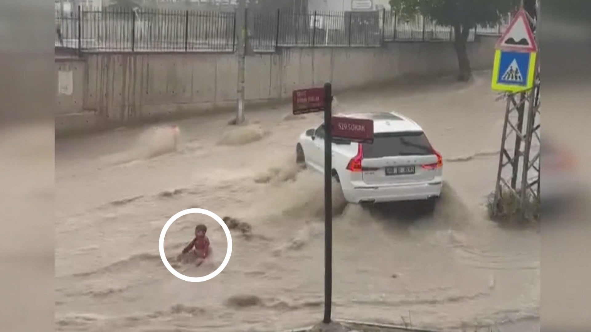 洪水で流された子ども2人救助　市街地の「車の下」に...トルコ