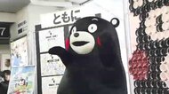 熊本地震から2カ月　JR小倉駅に巨大くまモンアートが登場　切符ロール紙の芯で制作　12月下旬まで展示　福岡