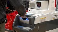 消費は4カ月連続マイナス　2人以上世帯で月33万4701円　前年同月比2.9％減少　食品落ち込む　3月家計調査