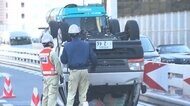 首都高でワゴン車横転 三宅坂ジャンクション手前