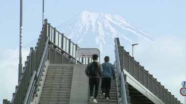 “富士山に登る階段”に外国人観光客が殺到　駐車違反・道路飛び出し・騒音に住民困惑　山梨だけではない…【静岡発】