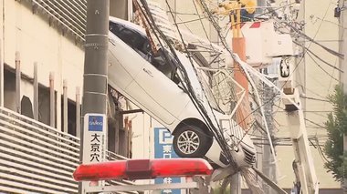 あわや落下!立体駐車場から車が宙づりに…車内に取り残された運転手の緊迫の救出劇