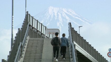 “富士山に登る階段”に外国人観光客が殺到　駐車違反・道路飛び出し・騒音に住民困惑　山梨だけではない…【静岡発】