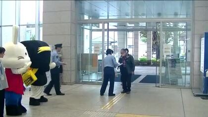 地元産梨で「犯罪被害ナシ」呼びかけ　福島市役所で来庁者に配布　刑法犯認知件数は全国で増加中