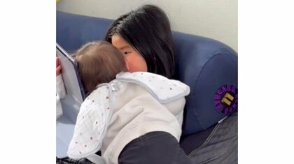 「僕いますよー」動画を見る8歳姉に顔を突っ込む1歳弟の“邪魔”が可愛すぎる…関係性を母親に聞いた