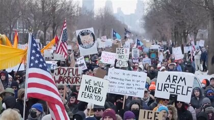 「移民税関捜査局を廃止せよ」ICE職員による射殺事件受け数万人が抗議デモ　アメリカ・ミネソタ州