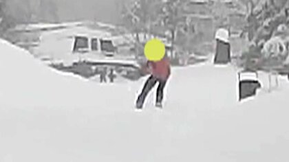 【危険】「1秒遅れていたらアウト」車の前に突如現れた外国人スノーボーダー　最強寒波で雪被害…温泉宿では今も50人が孤立　96歳女性は屋根からの落雪で死亡