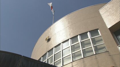 魚津市の建物非常階段で身元不明20～30代の男性発見、病院搬送後に死亡確認 「黒髪・黒色パーカー」