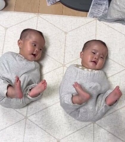 ダンゴムシみたい?パパに双子姉妹のお着替えを任せたら肩まですっぽり…どうしてこんなことになったのか両親に聞いた