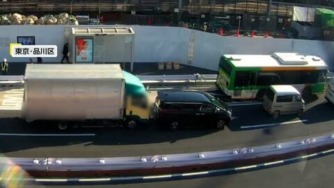 「間違えてアクセルを」前の車が詰まっているのにトラック発進…4台絡む玉突き事故で3人を救急搬送　第一京浜