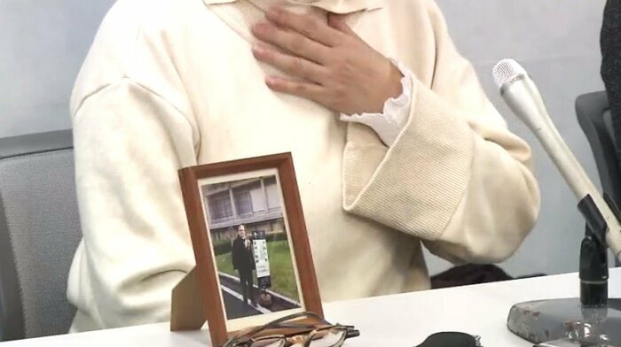 夫の写真と共に記者会見した雅子さん(2月6日)