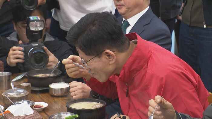 市場でスンデクを食べる金氏