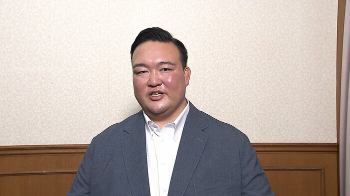 インタビューに答える二所ノ関親方