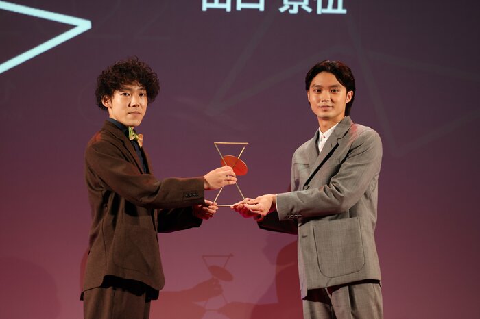 TikTok TOHO Film Festival 2022 授賞式。磯村勇斗さん(右)と受賞した山口景伍さん(左)