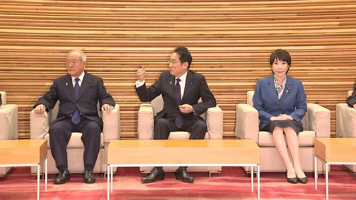 4閣僚交代後初の閣議では笑顔も見せたが…(15日)