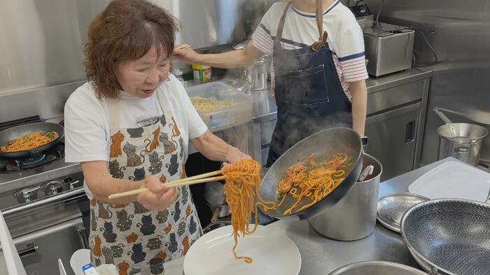 ナポリタンを作る山岸さん