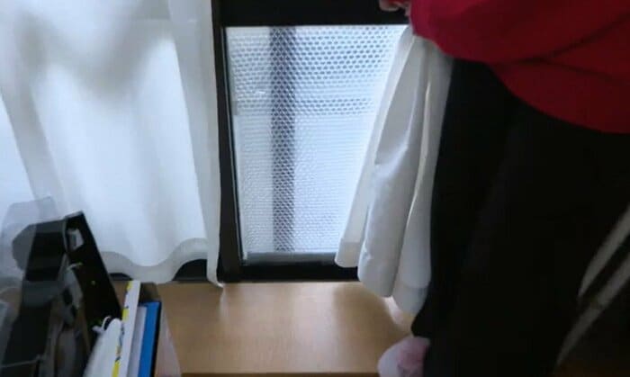 断熱のため、大きな窓にはエアパッキンを貼っている