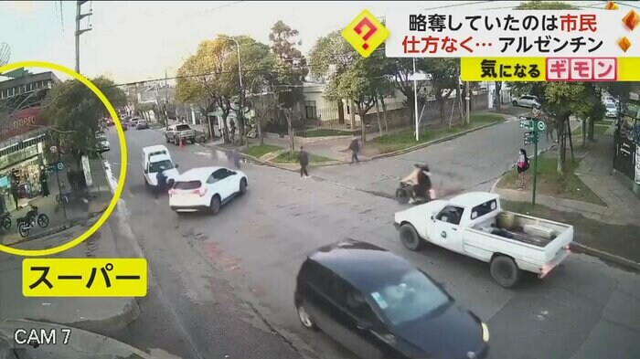 スーパーから略奪行為をした市民が続々と出てくる