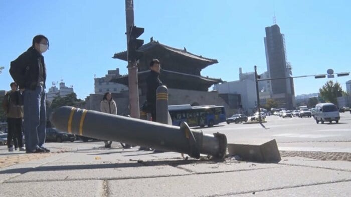 東大門前の事故では飲酒運転の車が支柱をなぎ倒して生け垣に突っ込んだ。