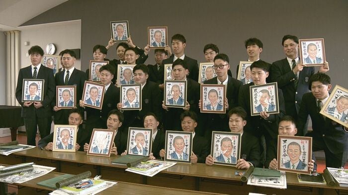 似顔絵を手に記念撮影