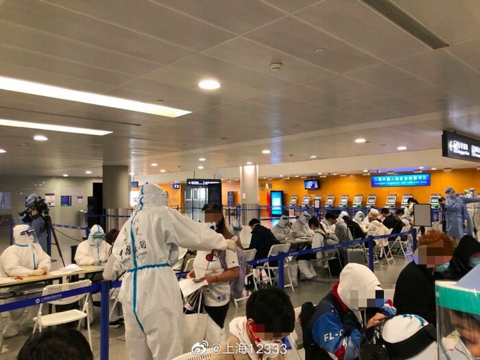 中国の空港は入国者を厳重にチェック(ウェイボより)