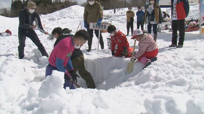 深さ約3mの雪を、ひたすら掘り進める