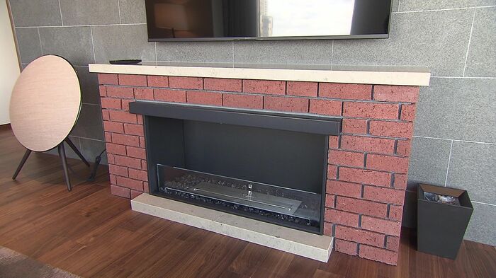 室内にはあたたかな暖炉が