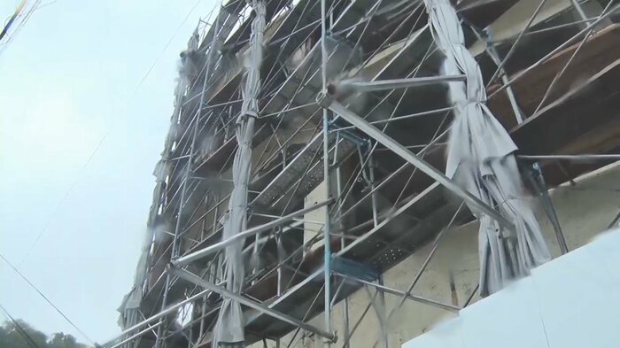 解体現場の足場はむき出しだった