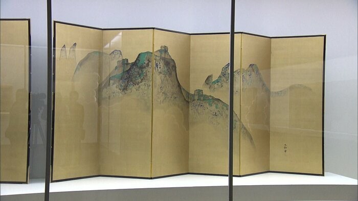 ナイヤガラの滝と万里の長城を描いた作品「瀑布(ばくふ)」