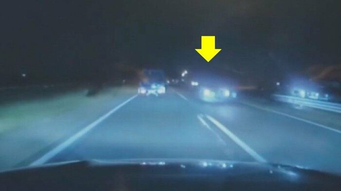 追い越し車線を逆走する車両(視聴者提供)
