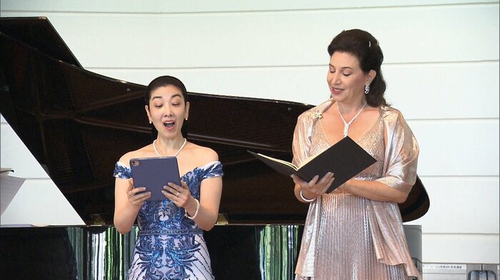 オペラ歌手の坂井田真実子さん(左)
