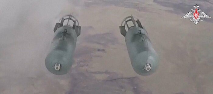 Su-34戦闘爆撃機から投下されるFAB-250無誘導爆弾(2024年1月・ロシア国防省公開)