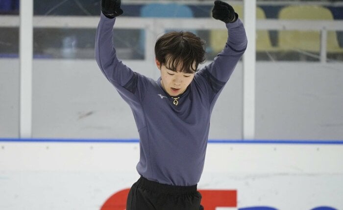 五輪で沸いたショートの練習をする鍵山