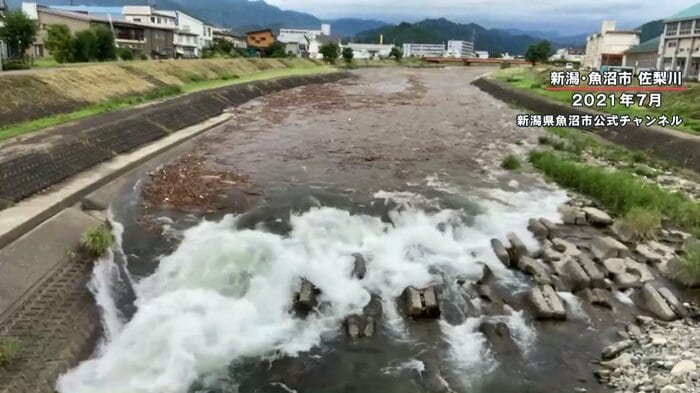上流から押し寄せる“鉄砲水” (2021年7月 新潟県魚沼市 佐梨川)