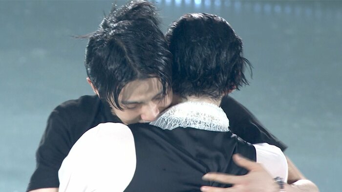 ジョニー氏と熱いハグをかわした羽生さん