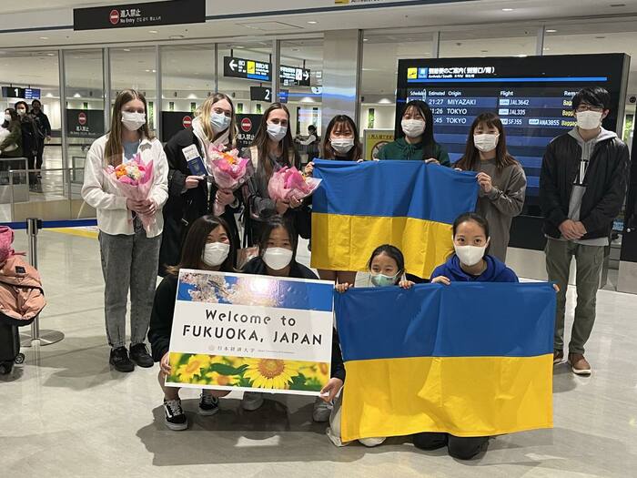 来日したウクライナ人留学生を空港で歓迎する