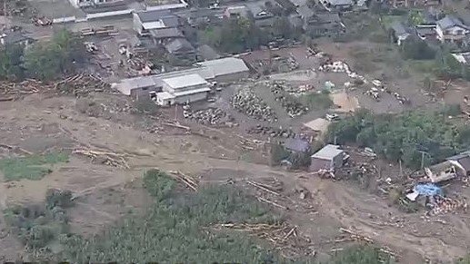 降り続く大雨により、裏山で土石流が発生。多くの住宅に土砂が流れ込んだ(福岡・久留米市2023年7月)