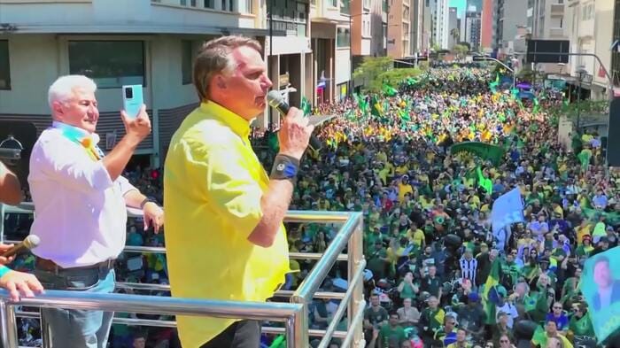 ブラジルで選挙活動をするボルソナロ氏