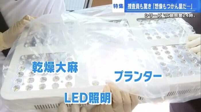 捜査車両へ運び込まれる押収物