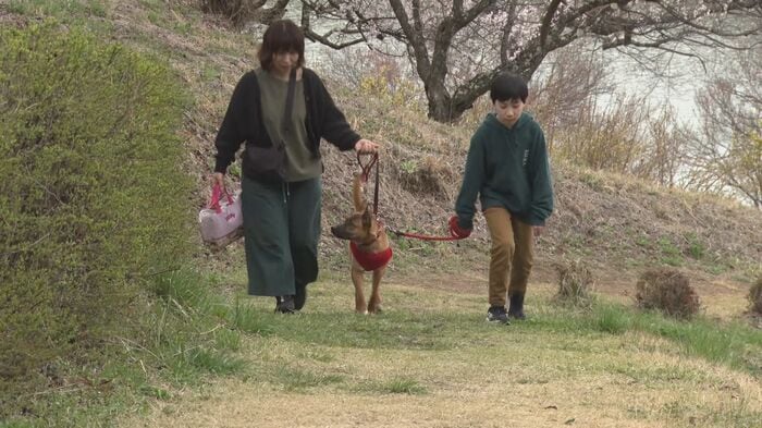 野沢めぐみさん、柊さん親子と保護された犬「モナ」