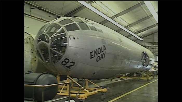「ENOLA」「GAY」「82」の文字が残る「エノラ・ゲイ」前部胴体(1990年当時)