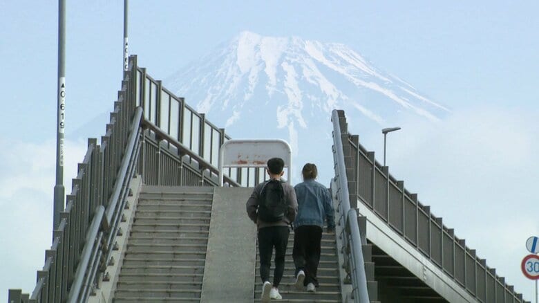 “富士山に登る階段”に外国人観光客が殺到　駐車違反・道路飛び出し・騒音に住民困惑　山梨だけではない…【静岡発】｜FNNプライムオンライン