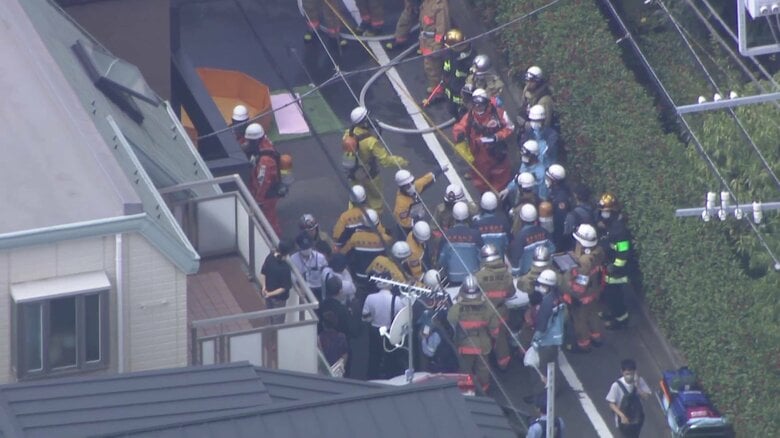 覆面の2人組が車に乗っていた2人と路上の1人に催涙スプレーのようなものを吹きかけて逃走　警視庁が行方追う｜FNNプライムオンライン