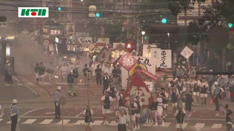 「また来年も来てほしいと送りだした」にぎやかに、しめやかに…長崎のお盆の伝統行事「精霊流し」｜FNNプライムオンライン