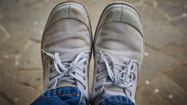 “休日はいつも同じ格好”なパパに流行りのダッドスニーカーは厳禁!?スタイリストが推す失敗しない靴の特徴とは【ダサいパパの“普通”化計画】｜FNNプライムオンライン