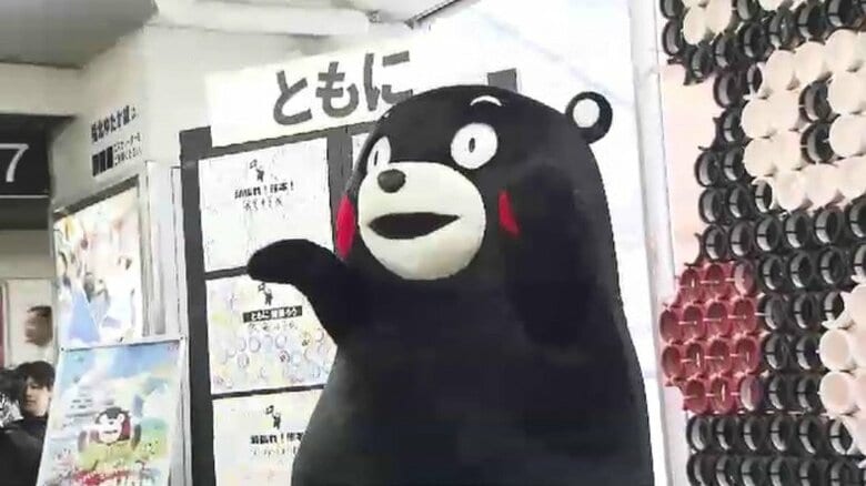 熊本地震から2カ月　JR小倉駅に巨大くまモンアートが登場　切符ロール紙の芯で制作　12月下旬まで展示　福岡｜FNNプライムオンライン