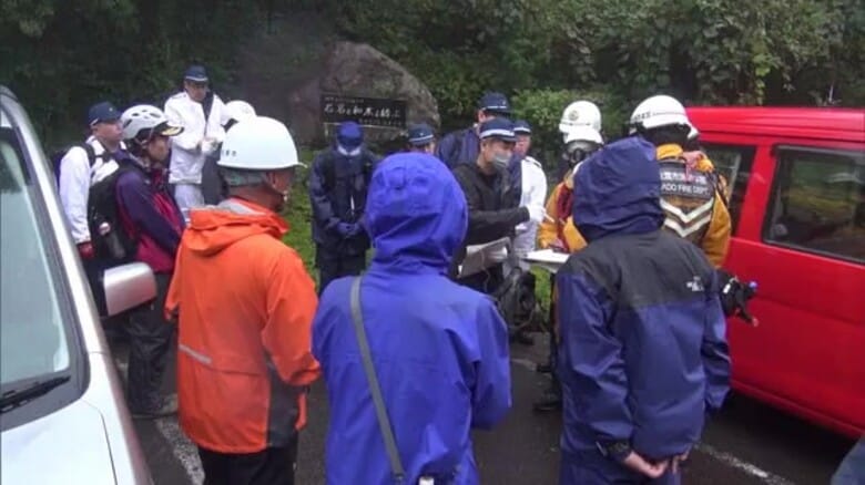 写真撮影のため登山していた神奈川県の80代男性が遭難…撮影スポット『天然杉』周辺で転倒も連絡とれず　警察など16人態勢で捜索　新潟・佐渡市｜FNNプライムオンライン