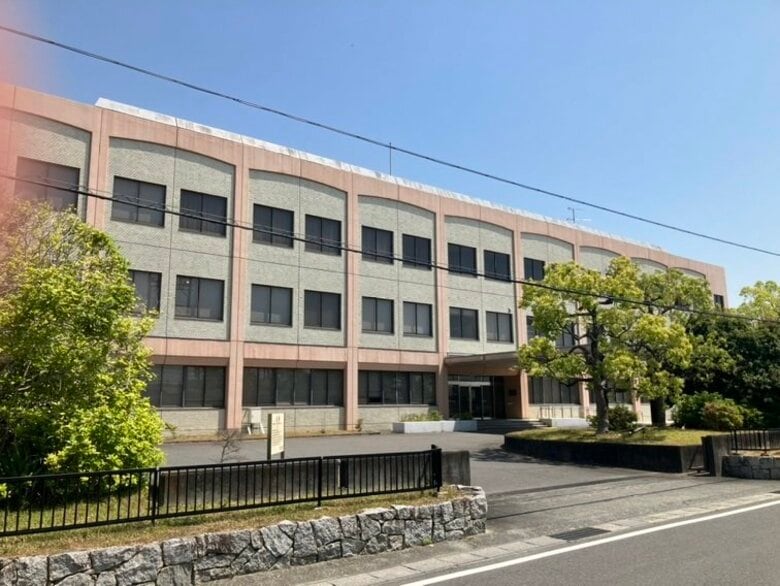 生徒にわいせつ行為　暴行罪に問われた元高校教頭　初公判でも「否認」　山口・岩国市　｜FNNプライムオンライン