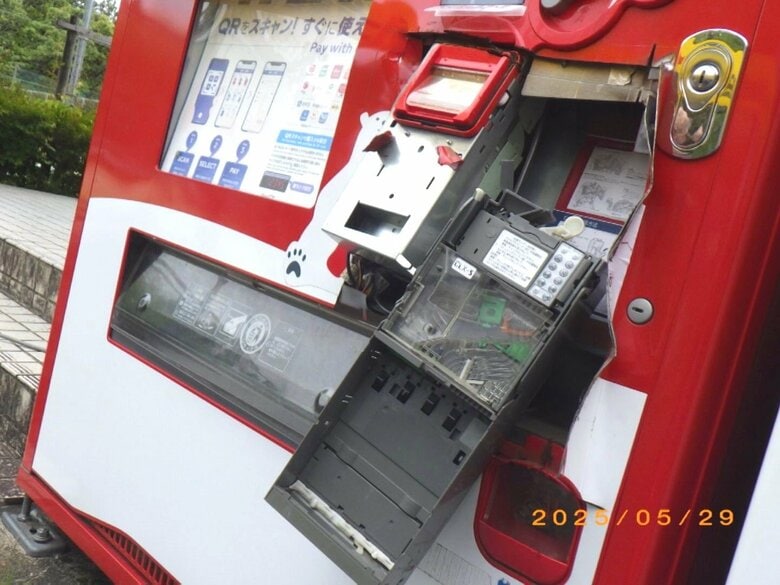 防犯カメラは電源抜かれ…公園で自動販売機6台が壊され現金盗まれる 金額は不明で中の機械がむき出しに｜FNNプライムオンライン